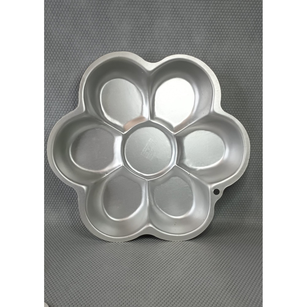 Wilton Dancing Daisy Flower Pan Aluminum Cake Mold 2105-1018 Silver 12 inch - Picture 2 of 7